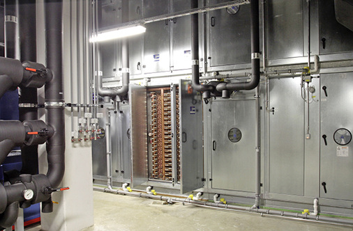 Die hocheffizienten Wärmeübertrager in 
Gegenstrom-Schicht-Wärmeübertrager-Technologie werden am SEW-Standort 
Kempen in sogenannte Leerteile des Gerätelieferanten (hier Fabrikat Heber) 
eingebaut und dann zusammen mit den anderen Geräteteilen vor Ort …