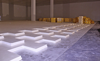 Die einzelnen Schichten werden versetzt verlegt, wobei die obere und die 
unterste Schicht parallel verlaufen.

