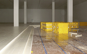 Neben der Lastableitung soll der Bodenaufbau zugleich eine Kälteübertragung 
in den Untergrund und dessen Einfrieren verhindern.

