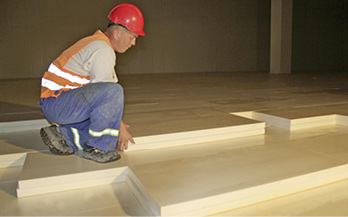 Aufgrund des allseitigen Stufenfalzes der Hartschaumplatten ist eine 
passgenaue, lückenlose Verlegung einfach zu realisieren.

