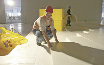 Die Ursa XPS N-VII-L Platten in 100 Millimeter Dicke werden dreilagig unter 
der Bodenplatte der Kühlhalle verlegt.

