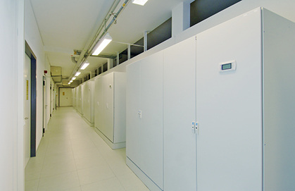 Hocheffizient, sicher und redundant: Acht Umluft-Klimasysteme stellen die 
Kühlung des Rechenzentrums sicher.

