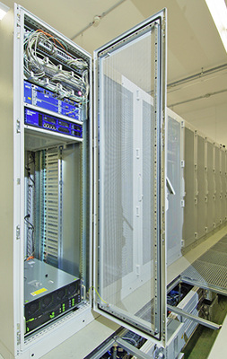 Über den Doppelboden gelangt die Kaltluft von der Umluft-Klimaanlage durch 
Gitterrostplatten in die Kaltgänge zu den Rittal-Racks – direkt vor die 
Server. Die elektronische Versorgung der Racks erfolgt über redundante 
Stromschienen.

