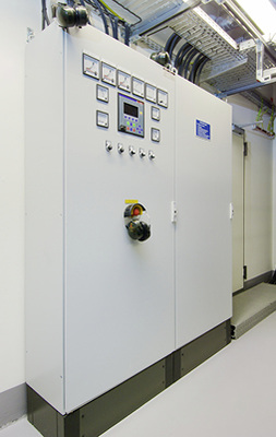 Die Elektrohauptverteilung für das Rechenzentrum wird mit Messgeräten 
permanent überwacht.

