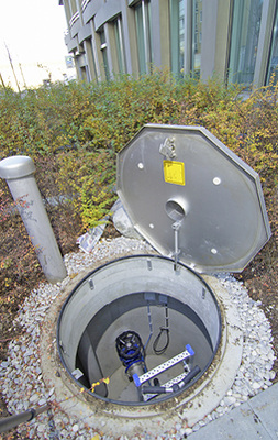 Insgesamt zwei redundante Saugbrunnen befördern das Grundwasser zur Kühlung 
des Rechenzentrums in einen sekundären Wasserkreislauf. Das erwärmte 
Kühlwasser gelangt wiederum über ebenfalls zwei redundante Schluckbrunnen 
zurück in die Erde.

