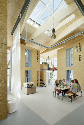 
Der Fußboden des zweigeschossigen Wohnpavillons wird mit der 
Trockenbau-Flächenheizung Siccus erwärmt.

