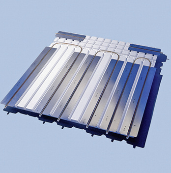 
Das modulare Trockenbausystem Siccus besteht aus 25 mm starken 
Verlegeplatten, Wärmeleitlamellen aus Aluminium, dem Systemrohr und einer 
PE-Abdeckfolie.

