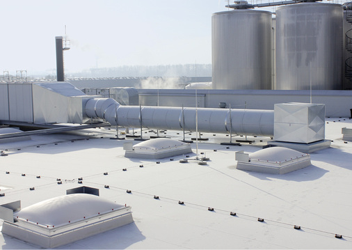 Es gab kein Problem mit der Dachstatik, denn die leichten Ventaflex-Rohre 
wiegen bis zu 70 Prozent weniger als vergleichbare Wickelfalzrohre.

