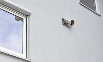 Die Bauweise des Außenwanddurchlasses ermöglicht die Kombination von 
Außen- und Fortluft in einem Bauteil.

