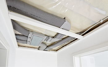 Die Flachovalrohre konnten mit 51 mm Höhe über der abgehängten Decke 
verlegt werden.

