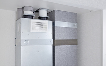 Die Bauteile der Außen- und Fortluft sowie der Schalldämpfer sind genau 
aufeinander abgestimmt und passen zusammen in eine Wandnische. Das 
Luftverteilsystem, welches die einzelnen Räume mit frischer Luft versorgt, 
kann über metallene Schiebe…