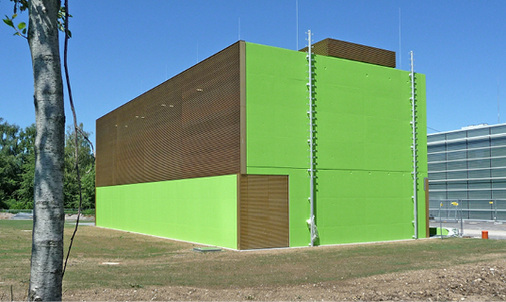 Neues Technikgebäude mit Trafostation, vier Kühltürmen und 
Gebäudeautomationsanlage.

