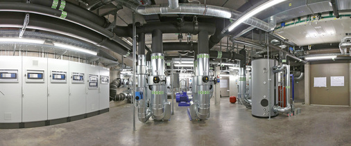 Leitwerke, Verkabelung und Control Panels des neuen 
Höchstleistungsrechenzentrums.

