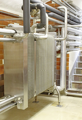 Ein zweistufiger Wärmeübertrager kühlt zuerst mit 12 °C kaltem 
Brunnenwasser und dann mit 4 °C kalter Sole die Würze von 96 auf 8 °C 
ab.

