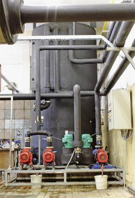 Die 5 bis 8 °C warme Sole aus dem Rücklauf wird auf 4 °C gekühlt und 
zunächst in den etwa 5 m³ großen Pufferspeicher gepumpt, von wo aus sie 
zu den einzelnen Verbrauchern gelangt.

