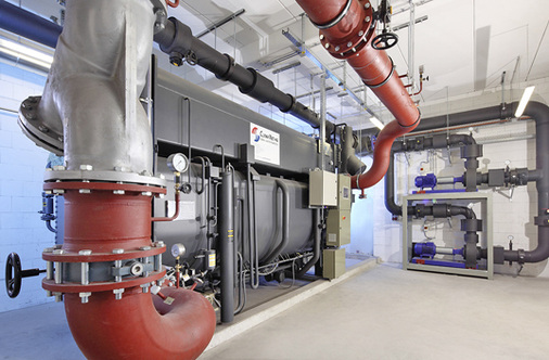 
Absorberanlage zur CO2-neutralen Kaltwassererzeugung bei Pfizer, Freiburg im 
Breisgau. Die Anlage hat eine Kälteleistung von 2 200 kW und wird mit 
Heißdampf angetrieben, der aus Biomasse gewonnen wird.

 - © Bild: Clima Net AG, Pfizer Freiburg

