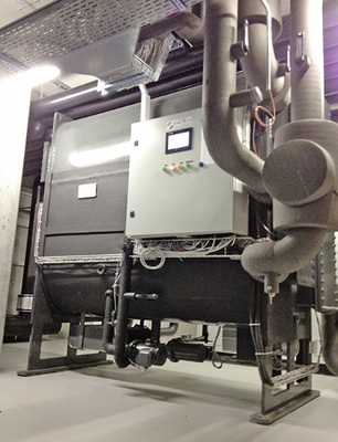 Eine Absorberanlage der Raiffeisenbank Interlaken hat eine Kälteleistung von 
120 kW und eine adiabatische Rückkühlung. Als Antriebsenergie dient 
CO2-neutral Fernwärme, die aus Biomasse gewonnen wird.

