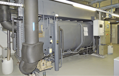 Die Absorberanlage der Uniklinik Inselspital Bern erzeugt im Doppeleffekt 
1,4 MW Heißwasser und 1 500 kW Kälte. Als Antriebsenergie dient 
175 °C heiße Fernwärme aus der Müllverbrennung.

