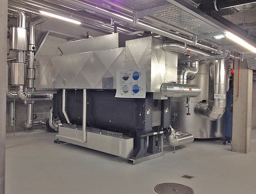 Diese Absorptionswärmepumpe der Pädagogischen Hochschule Bern hat eine 
Heizleistung von 900 kW, wird mit 160 °C heißer Fernwärme betrieben 
und erzeugt Warmwasser von 70 °C.

