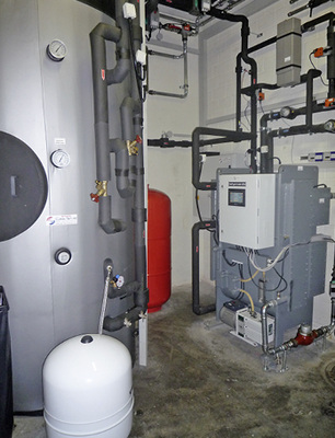 Diese Anlage in einem Fahrradverkaufs- und -servicecenter in CH-Wetzikon 
erreicht eine Kälteleistung von 25 kW, die über einen Umluftkühler 
abgegeben wird. Die Antriebsenergie wird über solare 
Vakuumröhrenkollektoren gewonnen.

