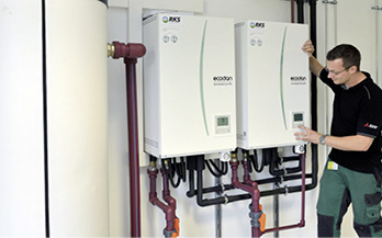 Die Möglichkeiten in der Auslegung des Pufferspeichers in einer 
Wärmepumpen-Kaskade sind besonders vielfältig und spielen eine wesentliche 
Rolle für die Effizienz des Gesamtsystems.

