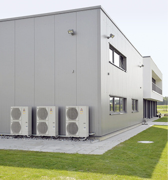 
Die Ecodan Luft/Wasser-Wärmepumpen-Kaskade erzeugt Wärme für die 
Fußbodenheizung und die Bauteilaktivierung.

