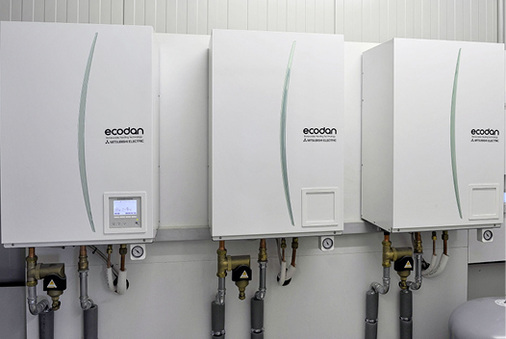 Drei Hydromodule übertragen die Wärme vom Kältemittel- auf den 
Wasserkreislauf und übernehmen grundlegende Funktionen.

