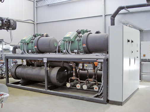 Die KWT-Großwärmepumpe der Inntalgärtnerei Peschl hat eine Heizleistung 
von 1 560 kW und kühlt mit Natural Cooling (1 280 kW Kälteleistung) 
die Gewächshäuser fast kostenlos.

