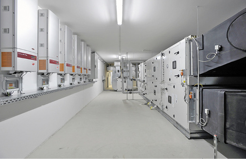 Die Zentrale der raumlufttechnischen Anlage vermittelt ein Bild vom 
Luftvolumen, das hier umgesetzt wird.

