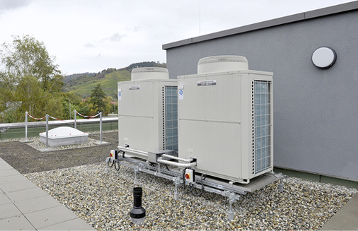 Die beiden Außengeräte aus der City Multi Serie wurden direkt neben der 
Dachzentrale aufgestellt.

