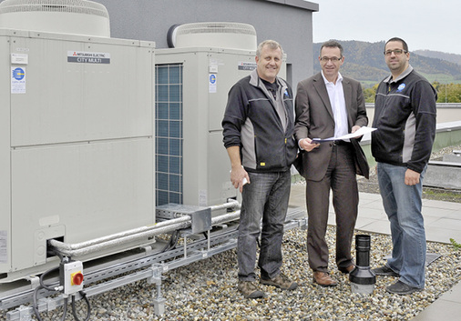 Partnerschaftliche Zusammenarbeit wird großgeschrieben zwischen Fachhandwerk 
und Kältegroßhandel: Hans-Jörg Lupfer von Lupfer & Weiß, Hans-Peter 
Schlegel, Niederlassungsleiter der Frigotechnik Handels GmbH in Freiburg, und 
Heiko Weiß (v. l.).

