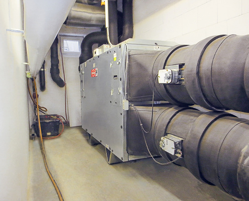 
Das kompakte Lüftungsgerät KWL EC 1800 S von Helios Ventilatoren 
wurde platzsparend im Keller installiert. Mit einem Wärmebereitstellungsgrad 
von bis zu 90 Prozent versorgt es alle Wohneinheiten mit frischer, 
vorgewärmter Luft und erzeugt so ein… - © Bild: Baugenossenschaft Villingen eG

