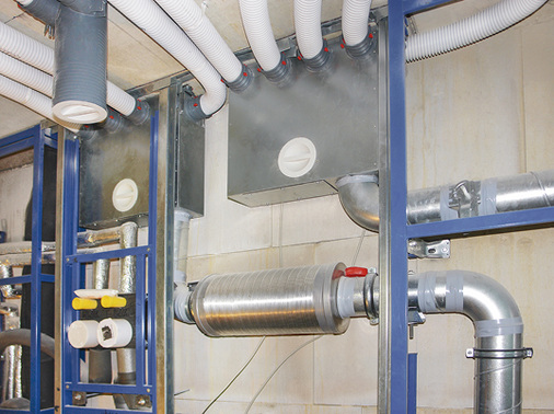 Multi-Verteilerkästen für die Zu- und Abluftleitungen, platzsparend und 
unsichtbar in die Wände der Badezimmer eingebaut.


