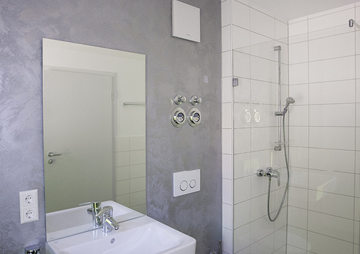 In den Gebäuden ohne kontrollierte Wohnungslüftung stellen 
Einrohr-Lüftungssysteme ELS in den Sanitärräumen den Feuchteschutz 
sicher. Die Einzelgeräte integrieren sich durch ihre formschöne Fassade in 
jedes Innenraum-Ambiente.


