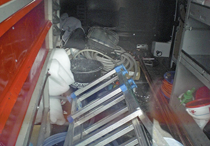 
Gefahrenzone Servicefahrzeug: Ein nicht aufgeräumter Montagewagen kann 
schnell zur Unfallquelle werden.

