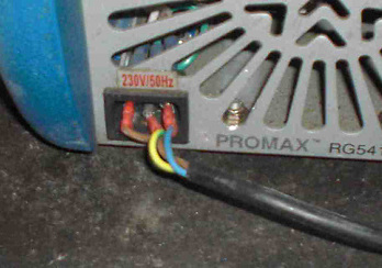 
Gefährlicher Anschluss: Der Teufel steckt im Detail und auch durch 
Kleinigkeiten können Unfälle passieren.

