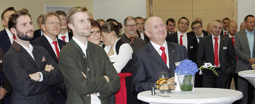 
Roland Handschuh lauscht mit seinen beiden Söhnen und Ehefrau inmitten 
seiner Kollegen und Wegbegleiter den Worten der Laudatoren.

