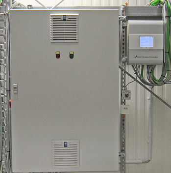 
Der chillii System Controller mit Schaltschrank am Velux Produktionsstandort 
Sonneborn

 - © Bild: SolarNext AG

