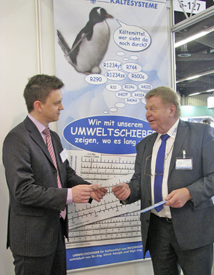 Geschäftsführer Dieter Rochhausen (r.) von der Rochhausen Kältesysteme 
GmbH erläutert dem Leiter der Sächsischen Kältefachschule Florian 
Zähringer den Umweltrechenstab.


