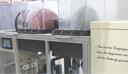 Am Schnittmodell werden die Funktionen erklärt.

