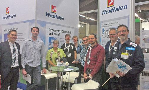 Die Teilnehmer KK-Messe-führung kamen ausschließlich auf Einladung der 
KK-Facebook-Gruppe und informierten sich über die vielfältigen Neuheiten 
von sechs besuchten Unternehmen. Hier im Bild am Stand der Westfalen AG.

