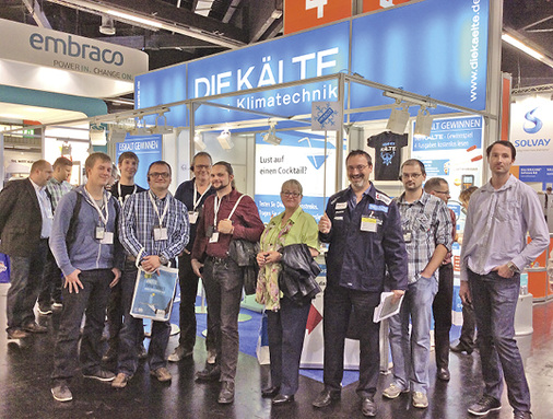 Am Ende der Führung stärkten sich die Teilnehmer am KK-Messestand mit einem 
Cocktail.

