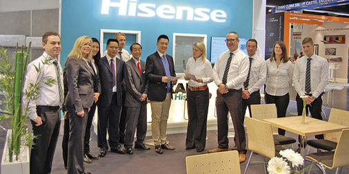 Christina Kaut (Mitte) präsentierte anlässlich der Chillventa den 
deutschlandweiten Exklusivvertrieb von Raumklimageräten und -systemen des 
chinesischen Herstellers Hisense.

