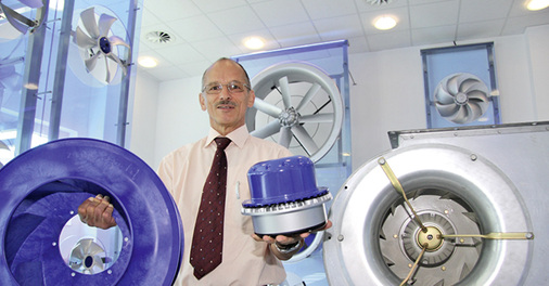 Gerhard Leutwein, Leiter der Elektronikentwicklung bei Ziehl-Abegg, 
präsentiert neben einem alten Gerät (rechts) aktuelle Technik: einen 
modernen EC-Motor und einen Radialventilator Cpro aus 
Hochleistungskunststoff.


