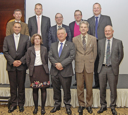 Bild 2: Der neue DKV-Vorstand 2014/15 (untere Reihe v. l.): Matthäus 
Wollfarth (Schriftführer), Carmen Stadtländer (Geschäftsführerin), Josef 
Osthues (Vorsitzender), Jörn Schwarz (Sprecher der Bezirksvereine), Ullrich 
Hesse (stv. Vors.); obere Reihe …