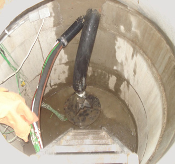 Bild 5: Schacht des EWR 1 mit Transportrohr

