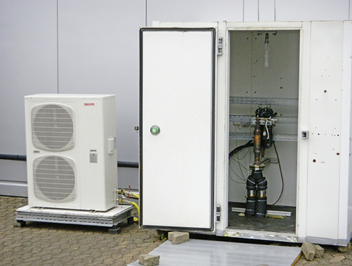 Bild 10: CO2-EcoCute-Wärmepumpe mit Kabine und Hosenrohr

