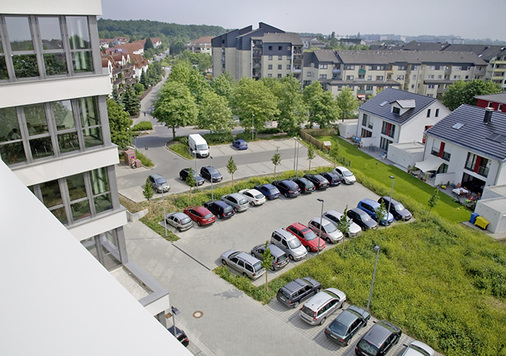 Unter dem Parkplatz des Neubaus befindet sich das Erdsonden-Feld mit ingesamt 
28 Bohrungen, die in bis zu 99 m Tiefe reichen. Diese entziehen dem 
Erdreich die Wärme bzw. die Kälte, mit der das Gebäude im Winter beheizt 
und im Sommer gekühlt wird.

