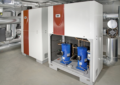 
In den Kellerräumen des Neubaus wurde je eine Sole/Wasser-Wärmepumpe von 
Dimplex (Typ SI 130TUR+ und eine vom Typ SI 75TER+) eingebaut. Der 
Kältekreislauf im Inneren der Geräte macht die Geothermie aus den Sonden 
für die Gebäudeklimatisierung nutzbar…