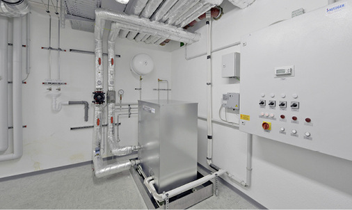 Die wassergekühlte Außeneinheit wurde im Technikraum im Untergeschoss 
aufgestellt.

